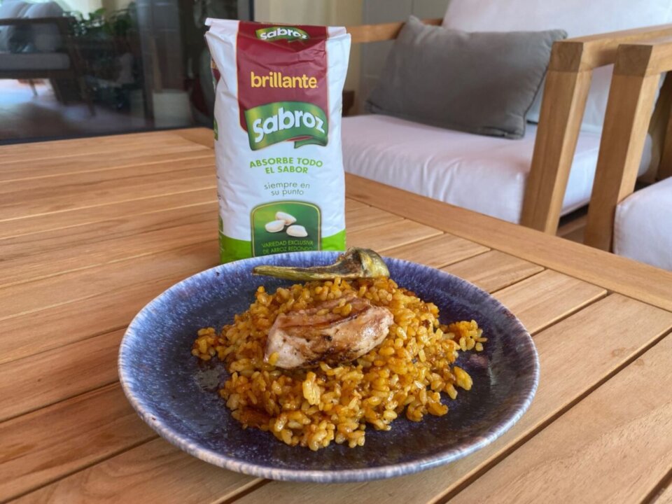 Paella capa fina con conejo, pollo y alcachofa Paella capa fina con conejo, pollo y alcachofa en plato