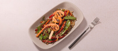Brochetas de langostinos y verduritas estilo oriental con arroz y chía