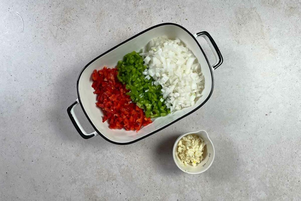 Paso a paso arroz con costillas: corta todas las verduras